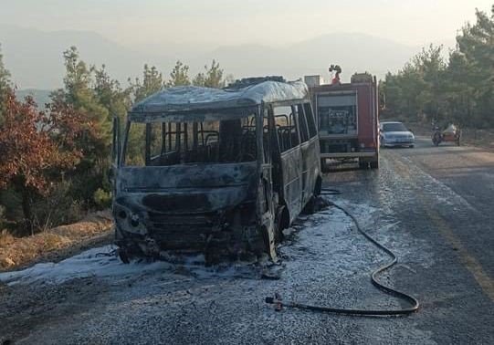 Denizli Pamukkale'de Seyir halindeki minibüs alev alev yandı