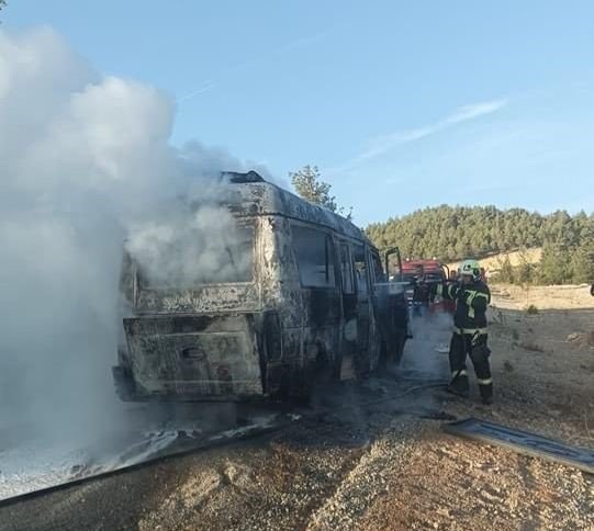 Denizli Pamukkale'de Seyir halindeki minibüs alev alev yandı