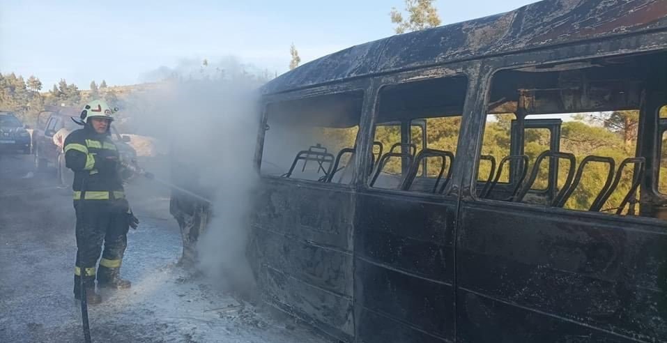 Denizli Pamukkale'de Seyir halindeki minibüs alev alev yandı