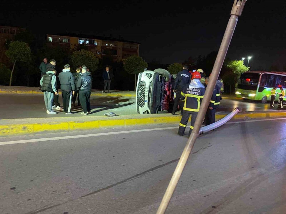 Kocaeli’de trafik canavarı elektrik direğine çarpıp yan yattı! 2 yaralı var