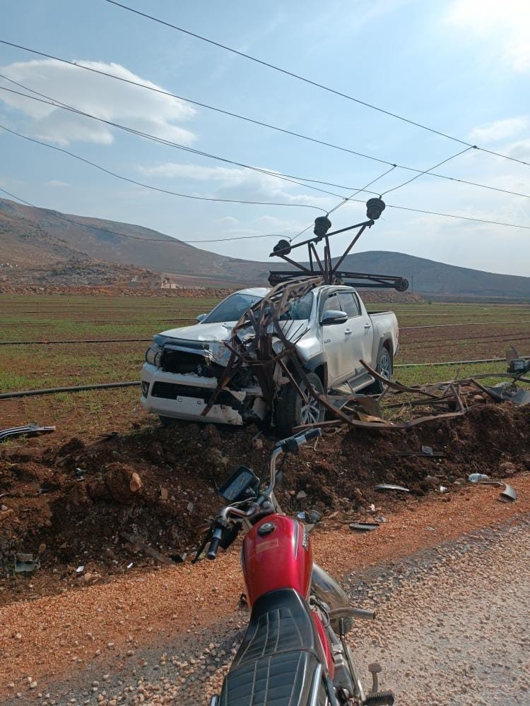 Kontrolden çıkan pikap elektrik direğine çarptı