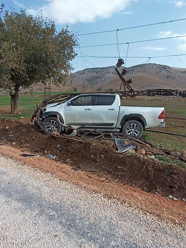 Kontrolden çıkan pikap elektrik direğine çarptı