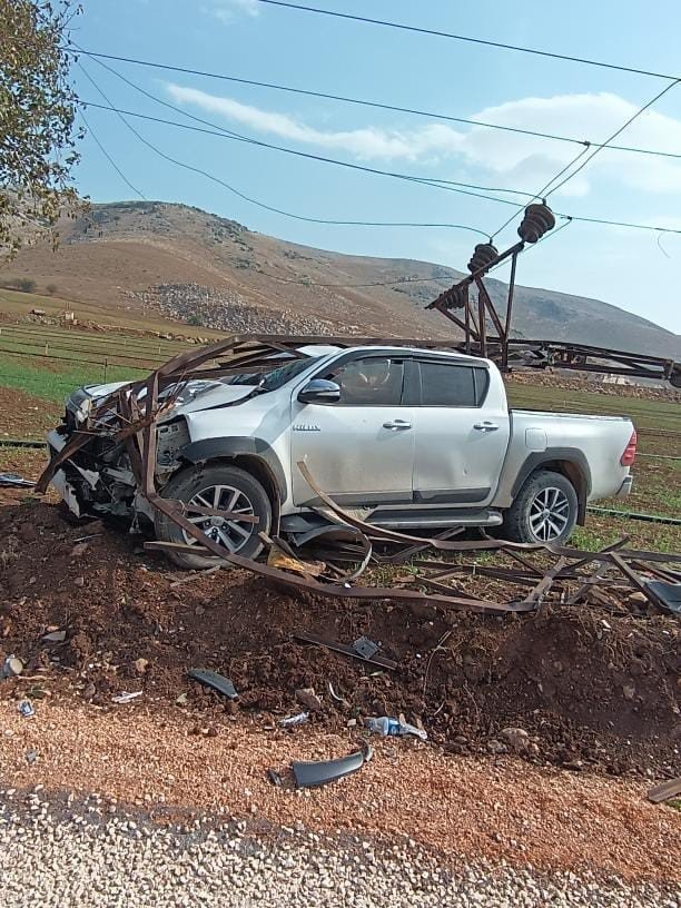 Kontrolden çıkan pikap elektrik direğine çarptı