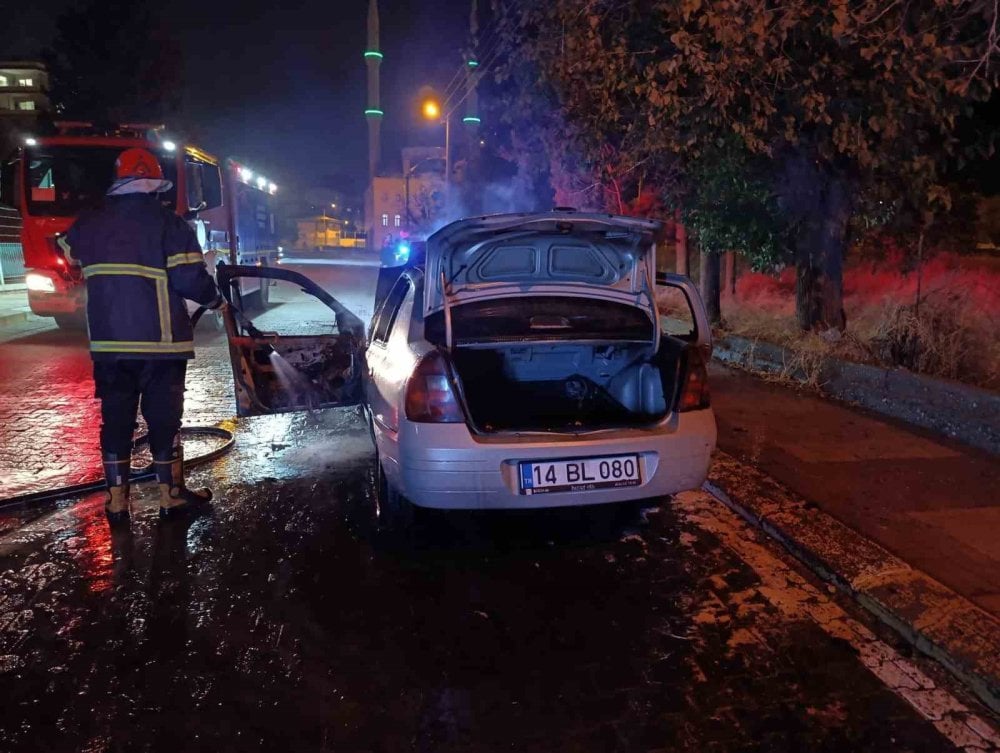 Şanlıurfa’da faciadan kılpayı kurtuluş! Otomobil seyir halinde alev alev yandı