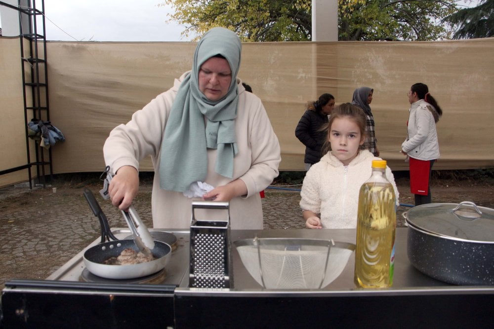 Anneleriyle birlikte en lezzetli köfteyi yapmak için yarıştılar