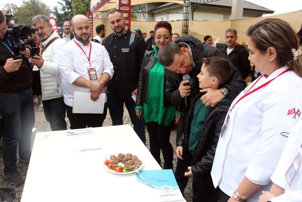 Anneleriyle birlikte en lezzetli köfteyi yapmak için yarıştılar