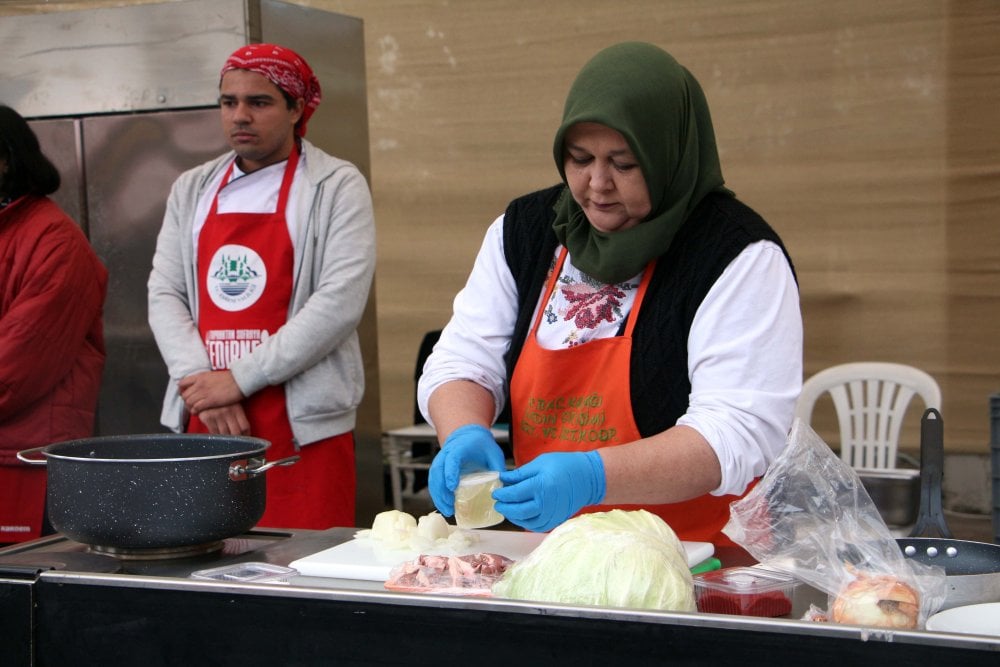 Anneleriyle birlikte en lezzetli köfteyi yapmak için yarıştılar