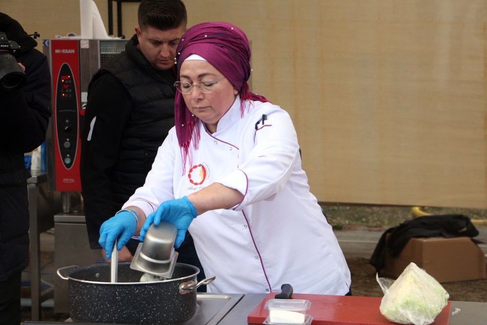 Anneleriyle birlikte en lezzetli köfteyi yapmak için yarıştılar