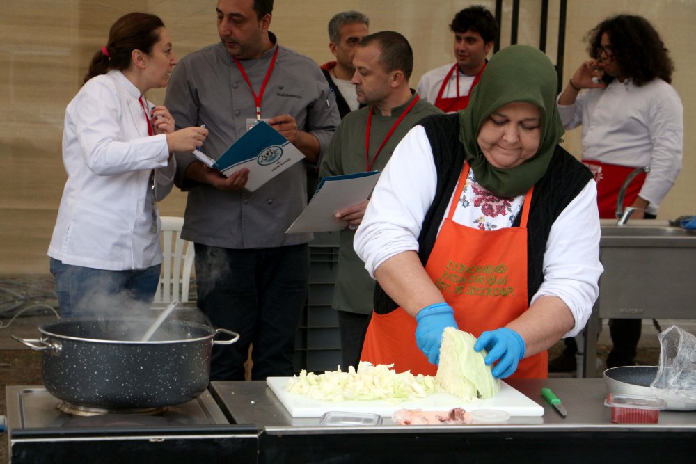 Anneleriyle birlikte en lezzetli köfteyi yapmak için yarıştılar