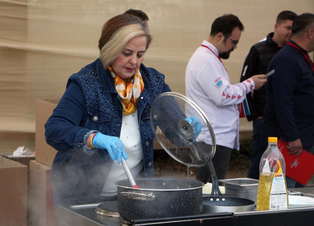 Anneleriyle birlikte en lezzetli köfteyi yapmak için yarıştılar