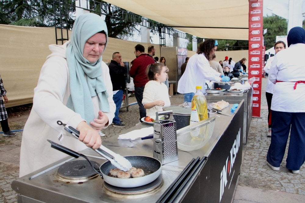 Anneleriyle birlikte en lezzetli köfteyi yapmak için yarıştılar