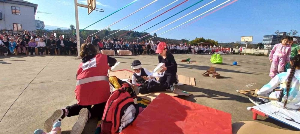 Düzce’de minik öğrencilerden muhteşem kutlama