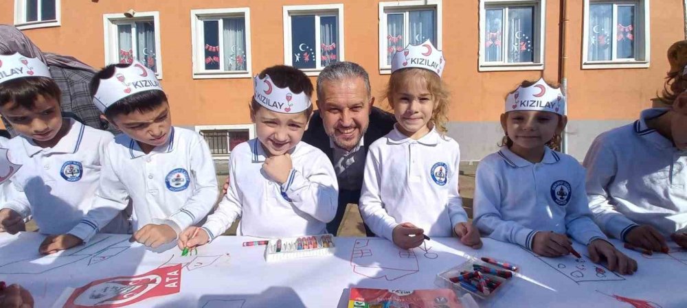 Düzce’de minik öğrencilerden muhteşem kutlama