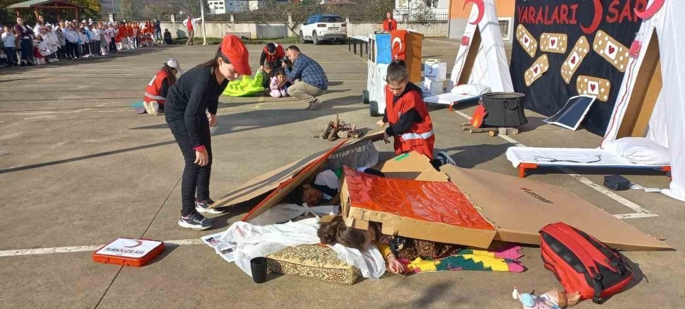 Düzce’de minik öğrencilerden muhteşem kutlama