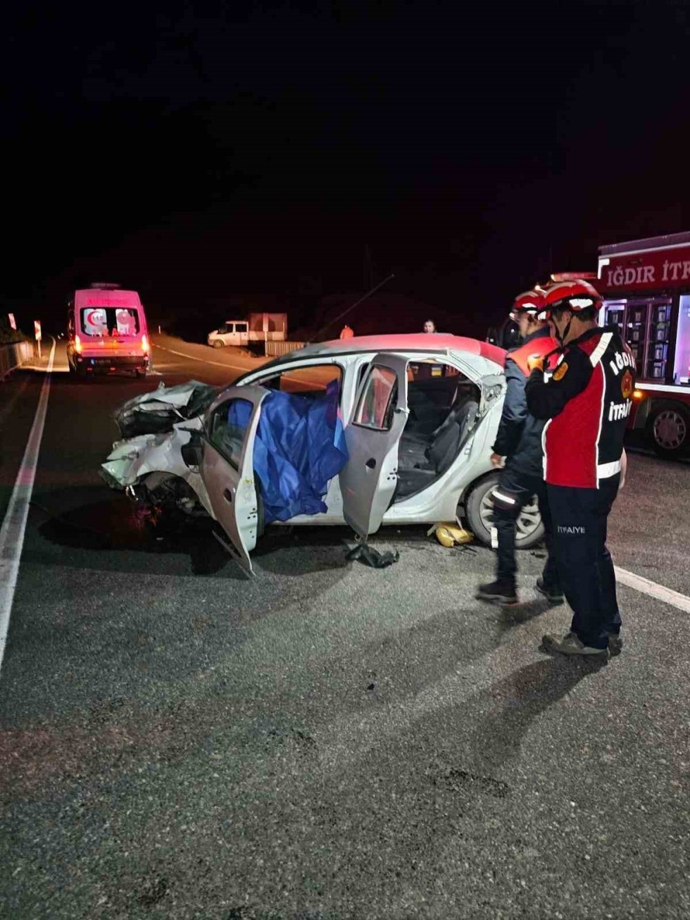 Iğdır’da feci kaza! Otomobil bariyerlere çarptı: 1 ölü, 2 yaralı