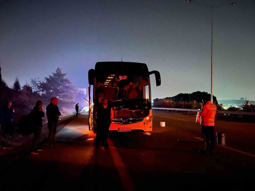 Otobanda facia: Yolun karşısına geçmek isteyen kadına çarptı