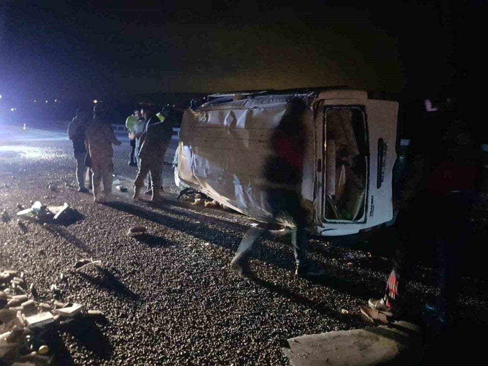 Van’da feci kaza! Minibüs takla attı: 3 yaralı