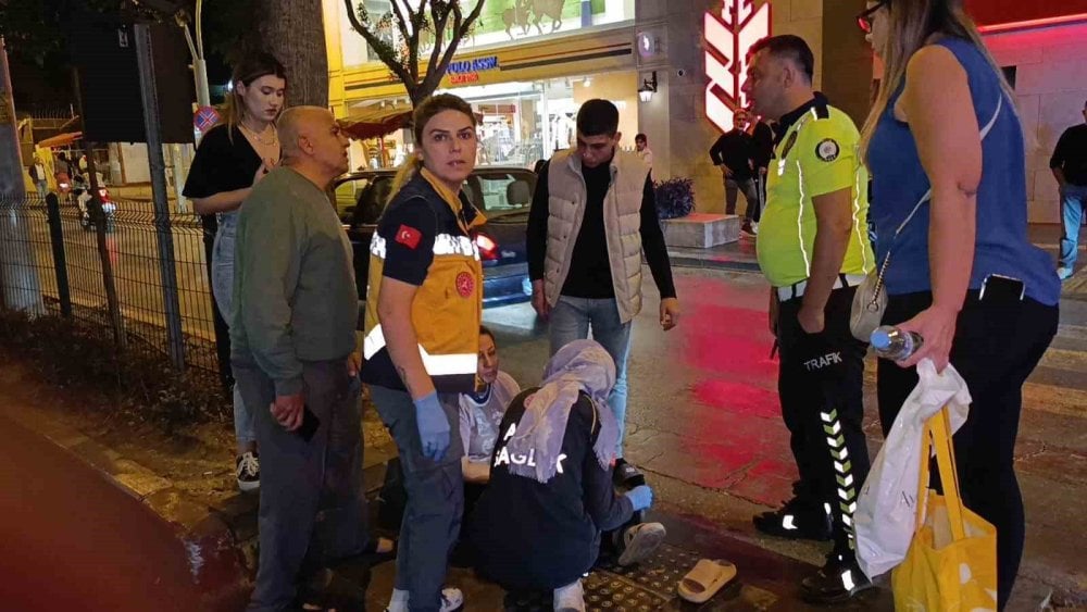 Yaya geçidinde yol verilen kadına motosiklet çarpıp kaçtı