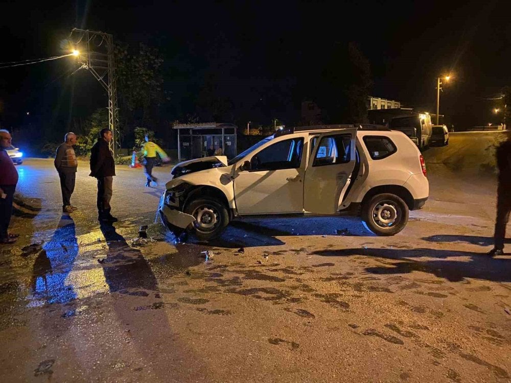 Antalya’da feci kaza! iki otomobil kavşakta birbirine girdi: 3 yaralı var