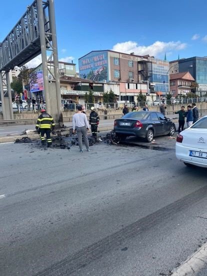 D-100’de inanılmaz kaza: Otomobilin motoru yola fırladı