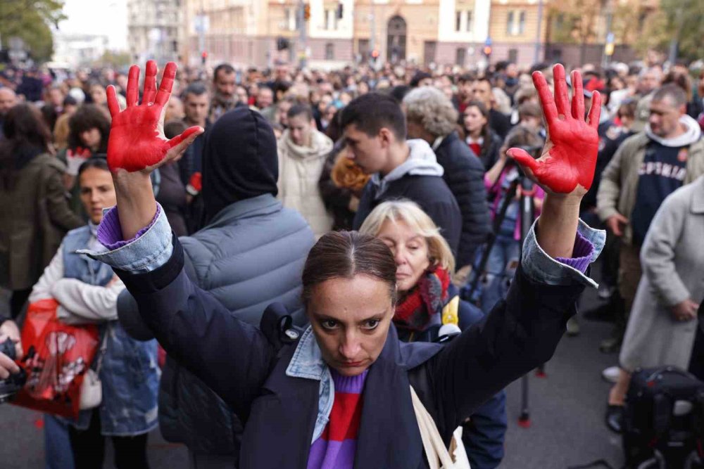 Sırbistan’da halk sokaklara indi! Tren istasyonu kazasını protesto ettiler