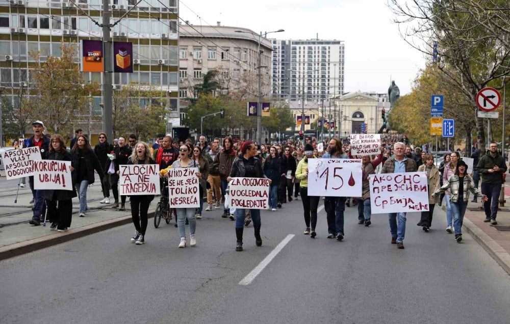 Sırbistan’da halk sokaklara indi! Tren istasyonu kazasını protesto ettiler