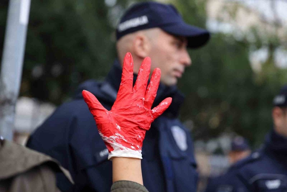 Sırbistan’da halk sokaklara indi! Tren istasyonu kazasını protesto ettiler