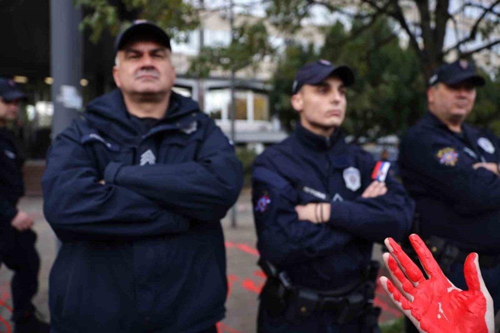 Sırbistan’da halk sokaklara indi! Tren istasyonu kazasını protesto ettiler