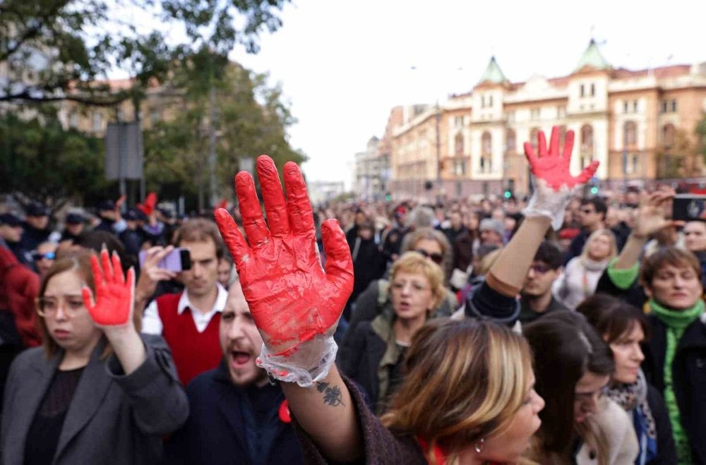 Sırbistan’da halk sokaklara indi! Tren istasyonu kazasını protesto ettiler