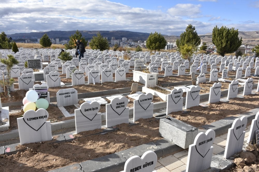 Sivas’ta duygusal dönüşüm! Bebek mezarlarına kalpten dokunuş