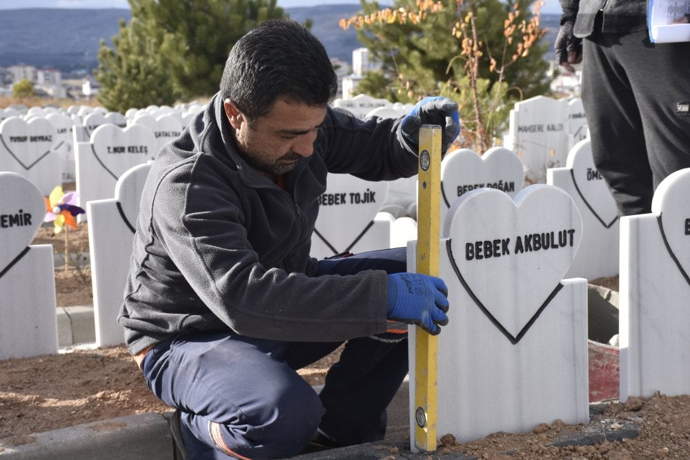 Sivas’ta duygusal dönüşüm! Bebek mezarlarına kalpten dokunuş