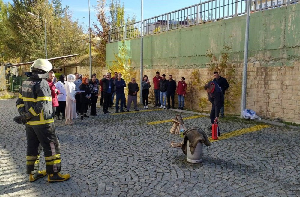 Bayburt Diş Sağlığı Merkezi’nde yangın tatbikatı gerçekleştirdi