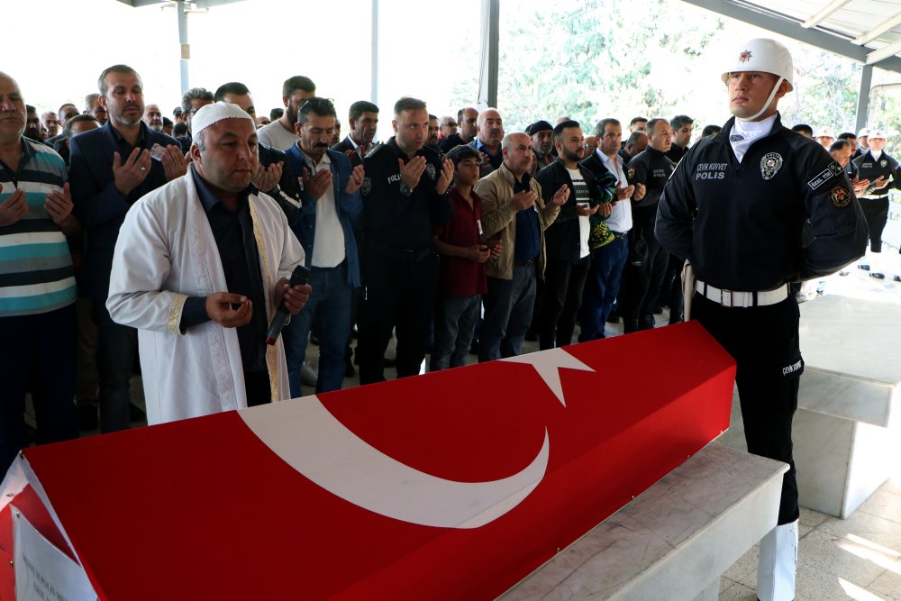 Eşini polis selamıyla uğurladı