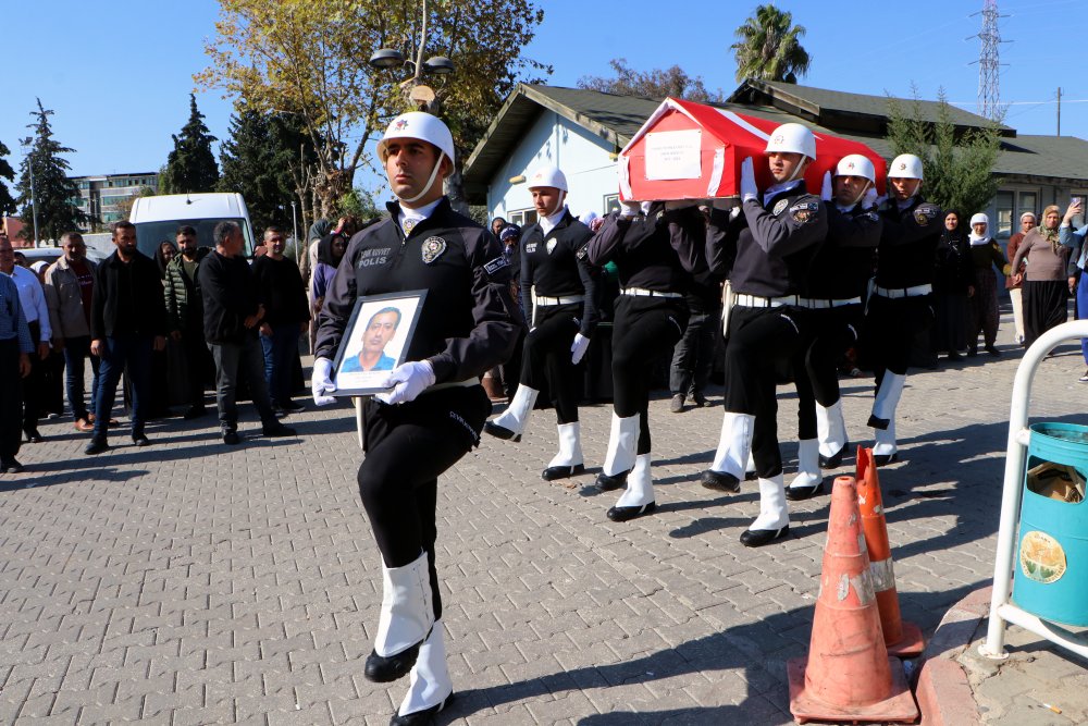 Eşini polis selamıyla uğurladı