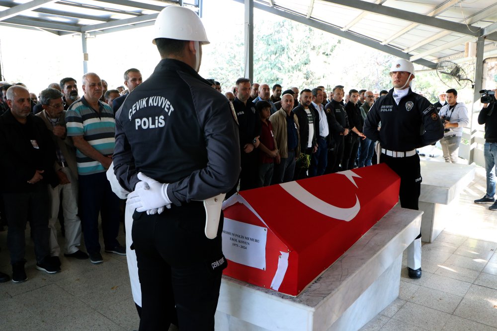 Eşini polis selamıyla uğurladı