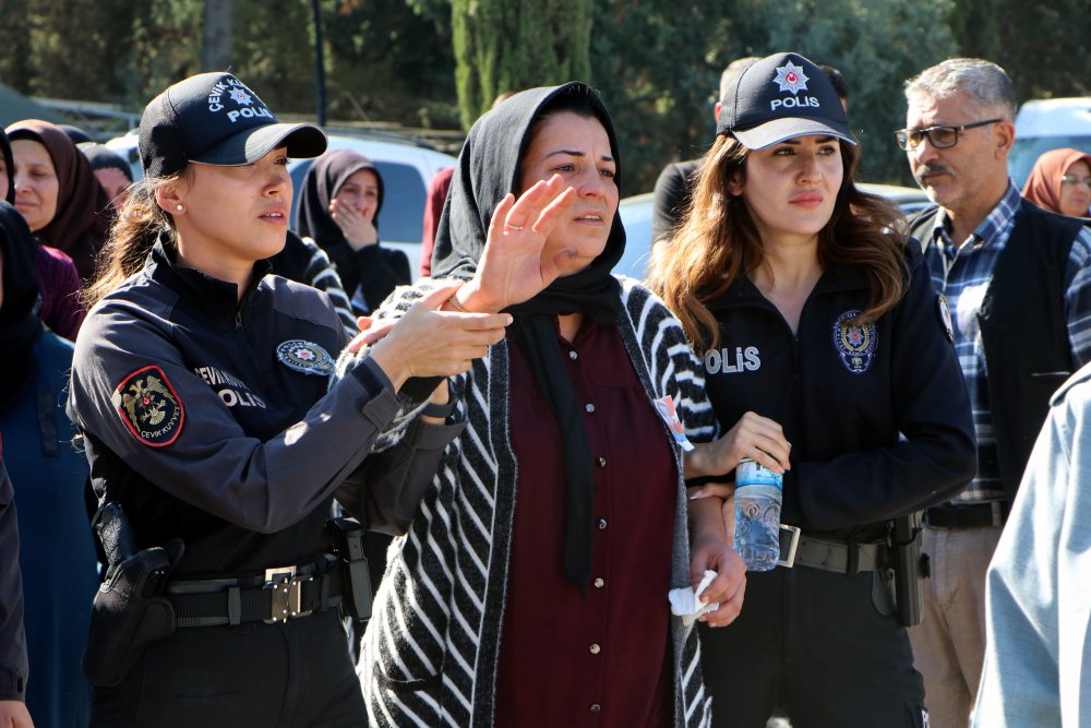 Eşini polis selamıyla uğurladı