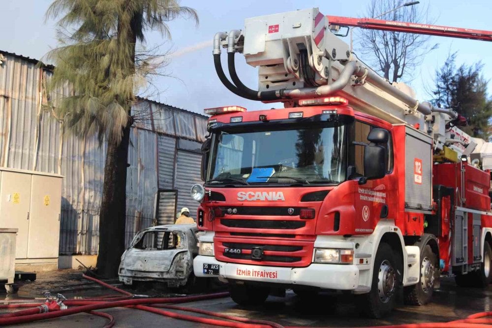 İzmir’de korkutan yangın! Kimya fabrikasında patlamalar da oldu ve 2 yaralı var