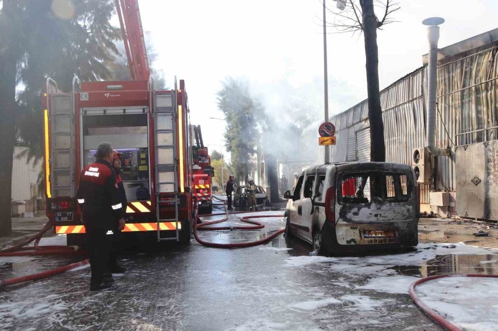 İzmir’de korkutan yangın! Kimya fabrikasında patlamalar da oldu ve 2 yaralı var