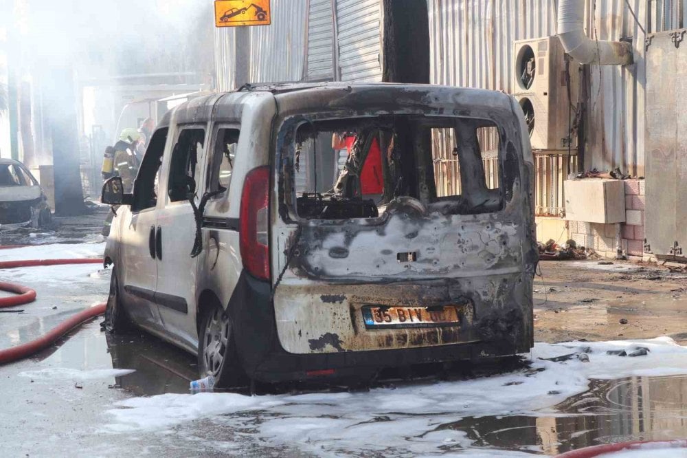 İzmir’de korkutan yangın! Kimya fabrikasında patlamalar da oldu ve 2 yaralı var