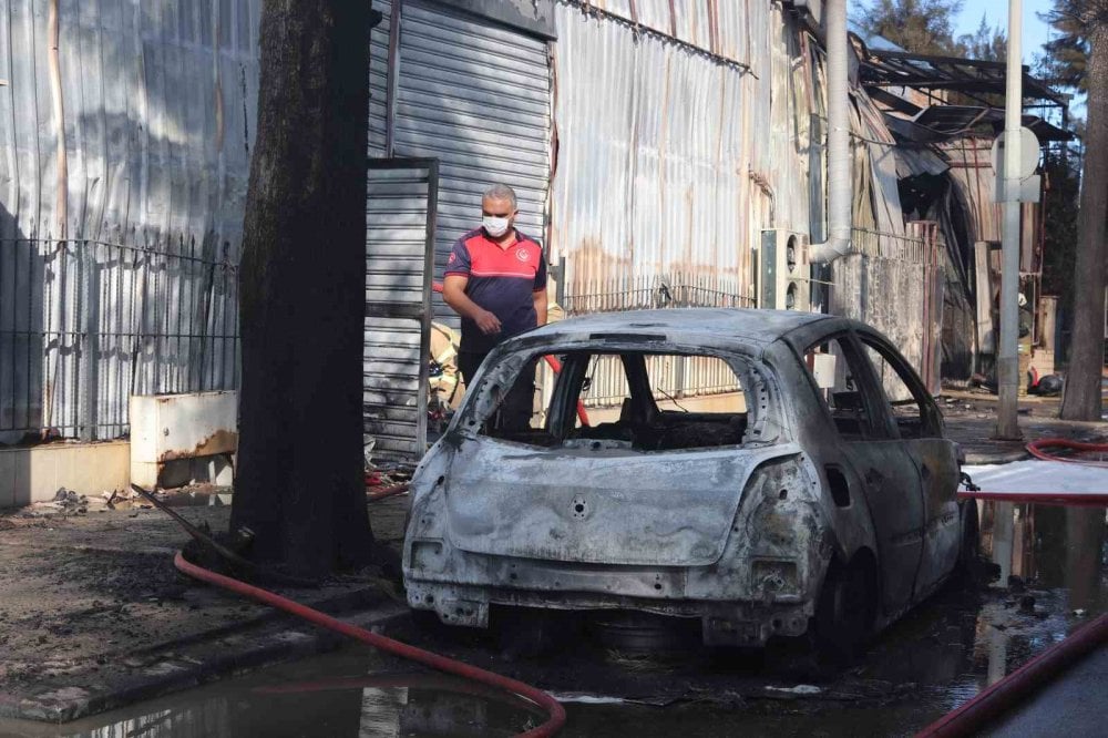 İzmir’de korkutan yangın! Kimya fabrikasında patlamalar da oldu ve 2 yaralı var