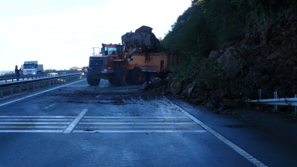 Karadeniz Sahil Yolu’nda heyelanın izleri siliniyor