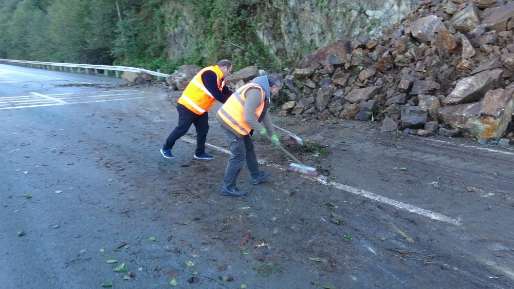 Karadeniz Sahil Yolu’nda heyelanın izleri siliniyor