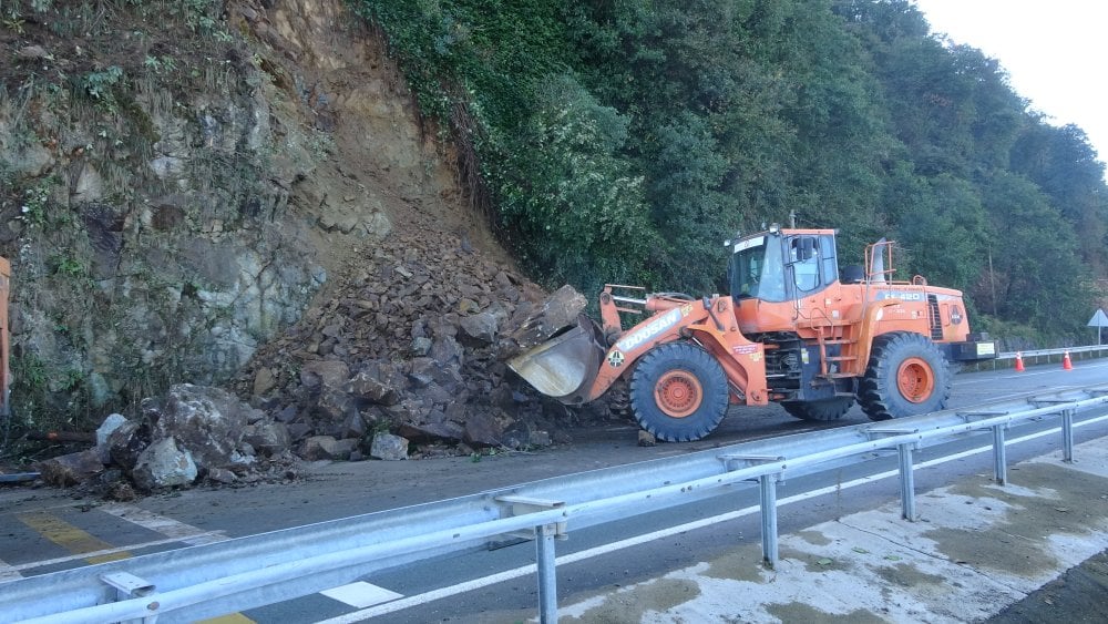 Karadeniz Sahil Yolu’nda heyelanın izleri siliniyor