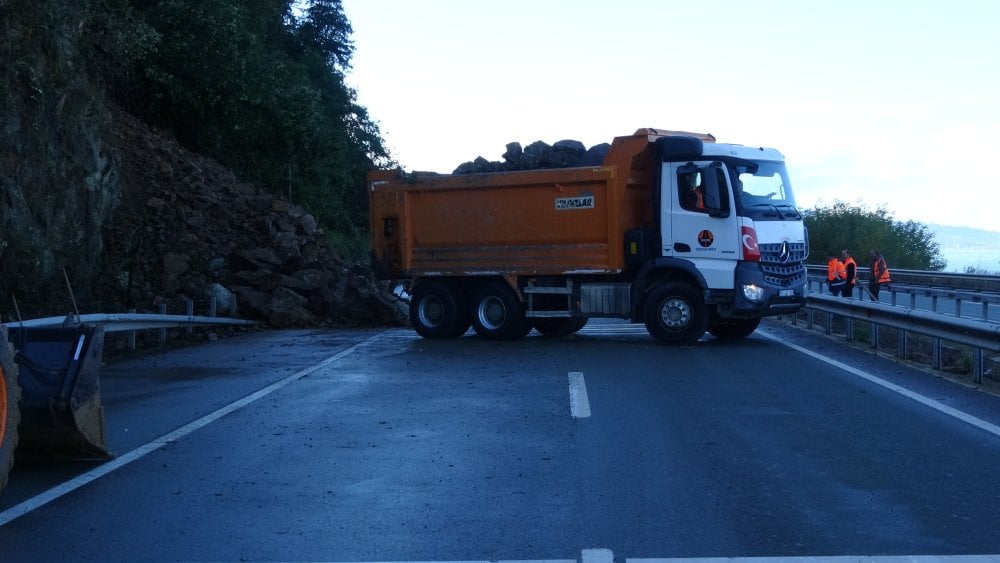 Karadeniz Sahil Yolu’nda heyelanın izleri siliniyor