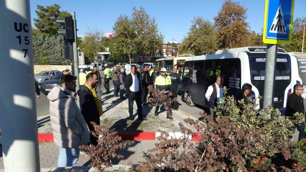 Minibüsçülerin “ceza” tepkisi trafiği kilitledi