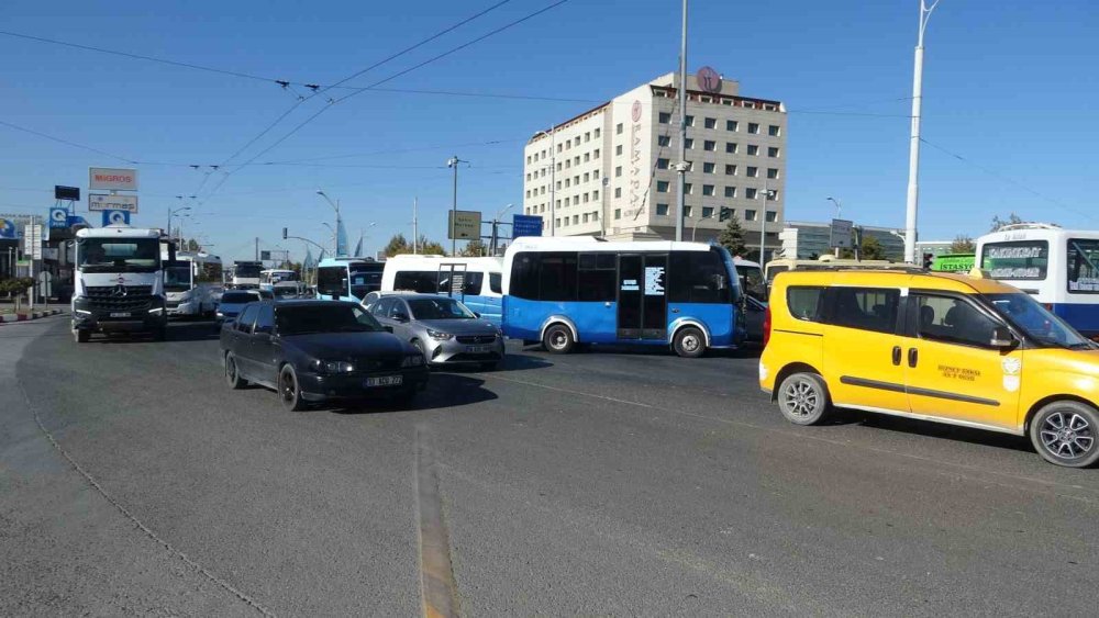 Minibüsçülerin “ceza” tepkisi trafiği kilitledi