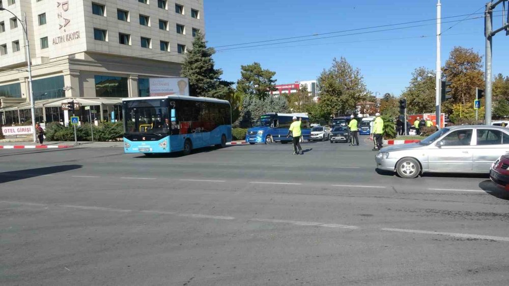 Minibüsçülerin “ceza” tepkisi trafiği kilitledi