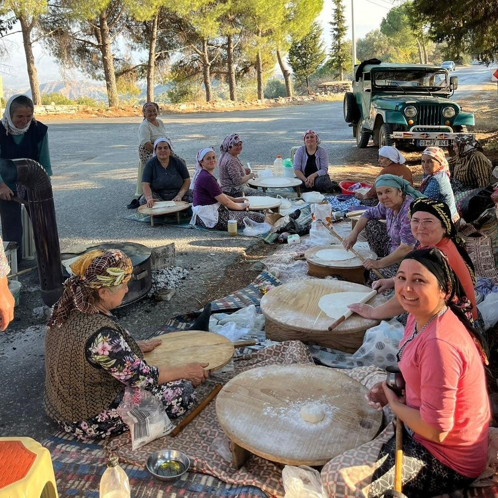 Yağmur yağması için ekmek pişirip dağıttılar