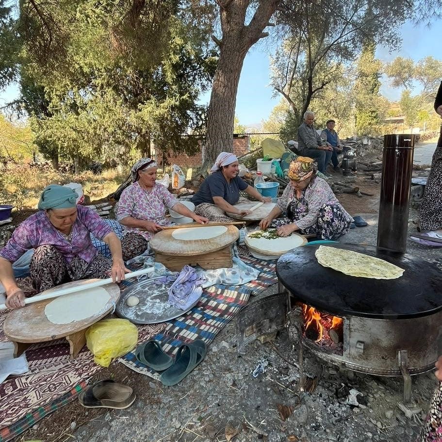 Yağmur yağması için ekmek pişirip dağıttılar