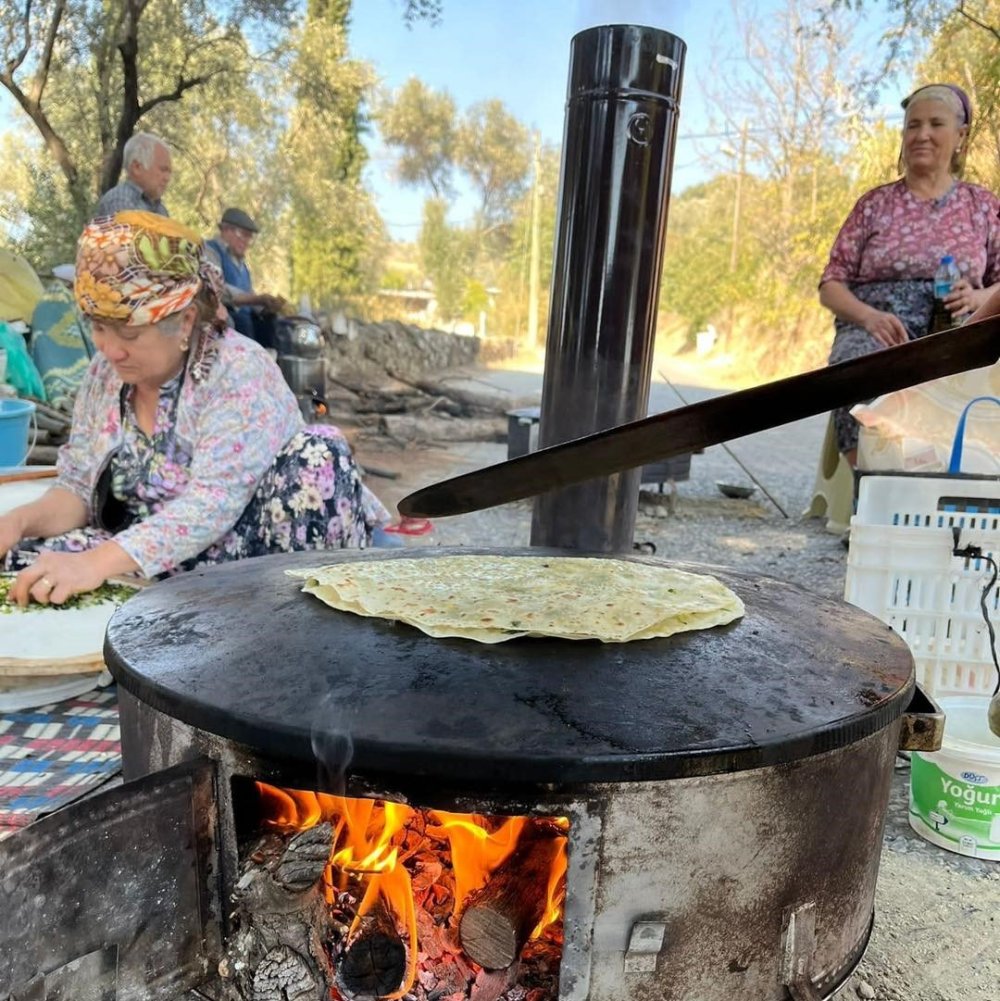 Yağmur yağması için ekmek pişirip dağıttılar